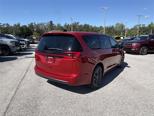 2026 Chrysler Pacifica photo 4