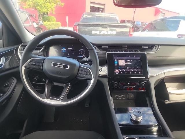 2023 Jeep Grand Cherokee Laredo photo 3