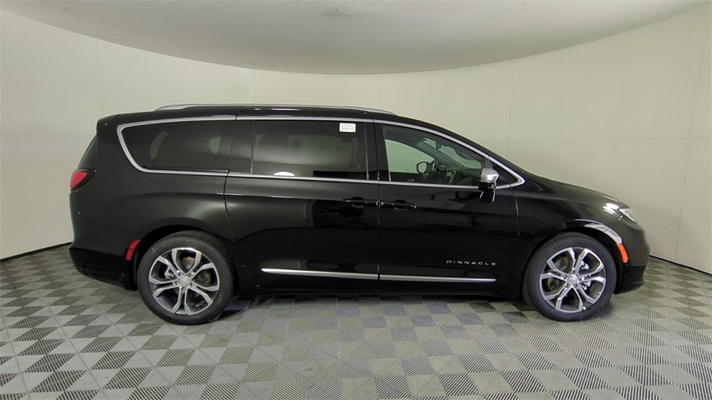 2026 Chrysler Pacifica Pinnacle photo 2