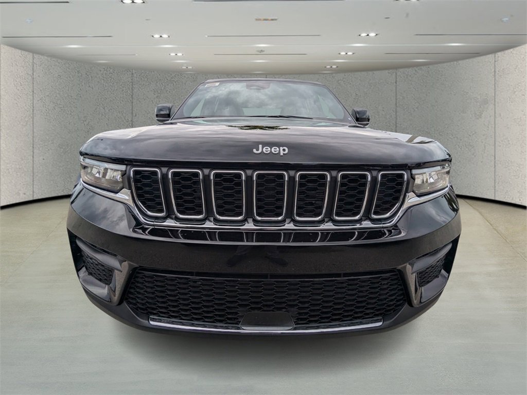2025 Jeep Grand Cherokee Laredo X photo 2