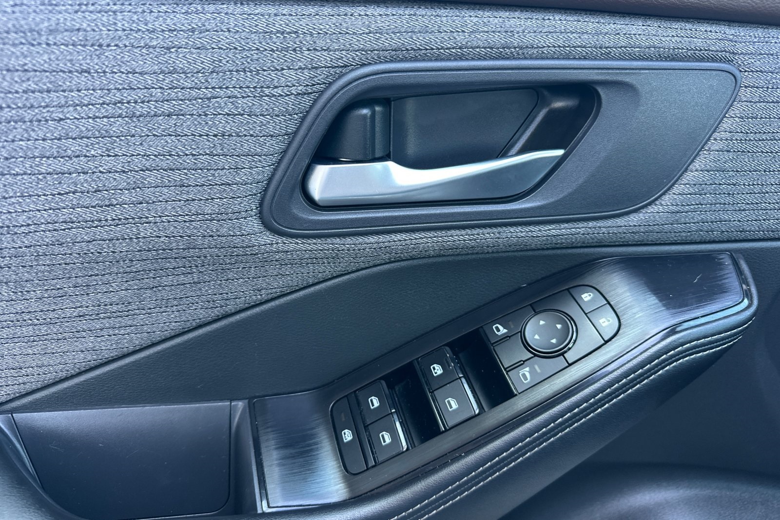 2023 Nissan Rogue SV photo 6