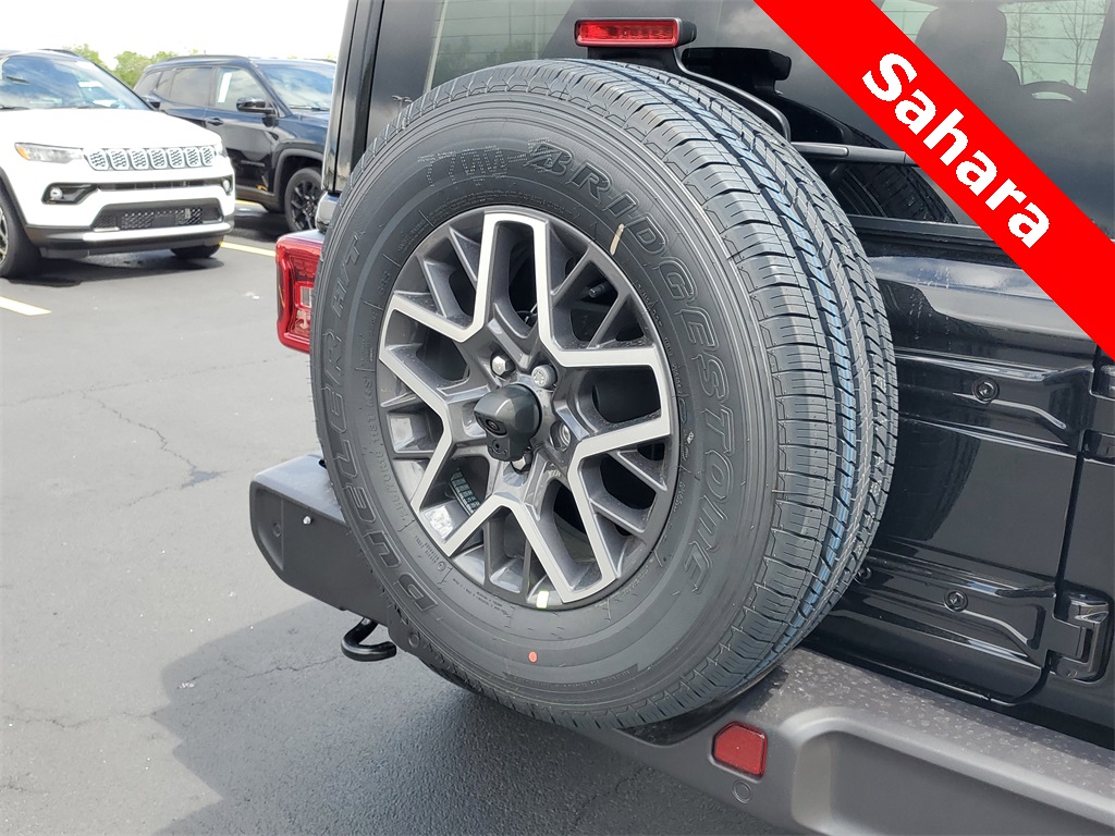 2025 Jeep Wrangler Sahara photo 4