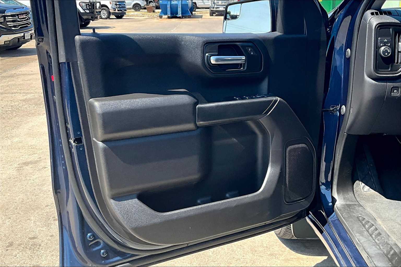 2023 Chevrolet Silverado 1500 Custom photo 19