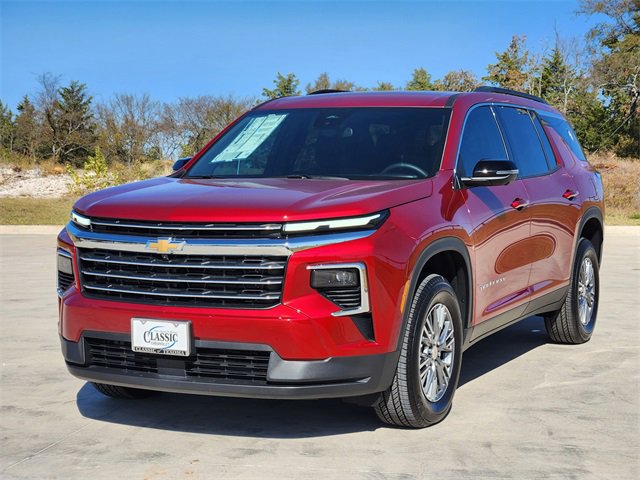 2025 Chevrolet Traverse photo 2