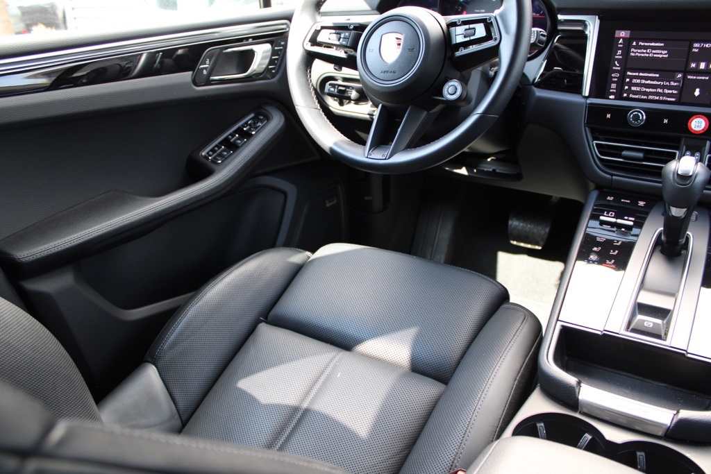 2024 Porsche Macan Base photo 18