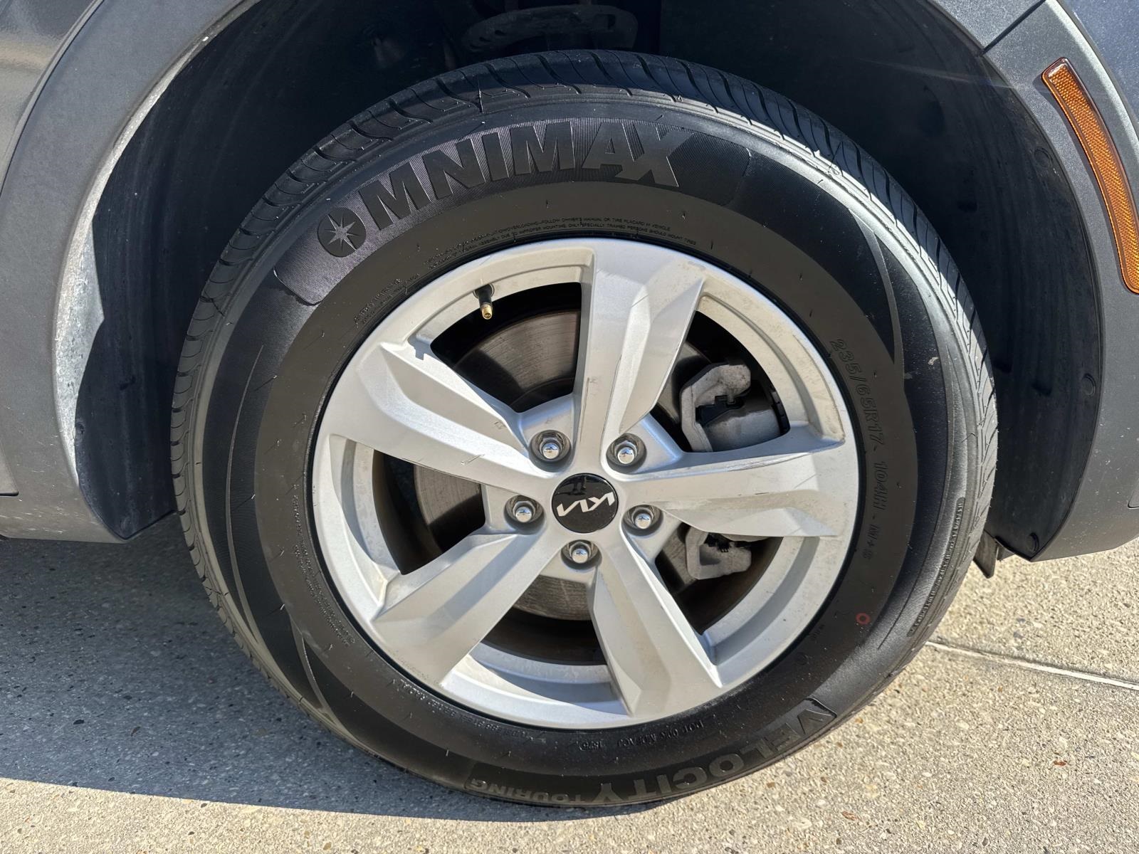 2023 Kia Sorento LX photo 4
