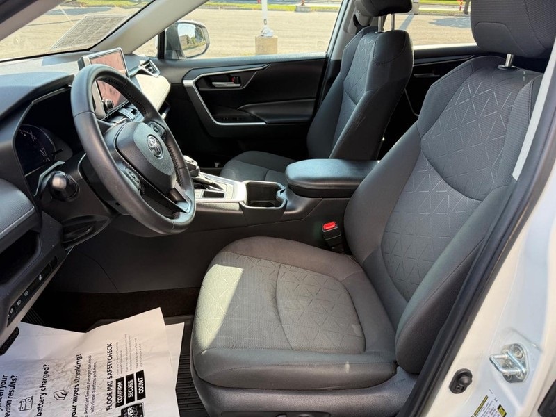 2023 Toyota RAV4 XLE photo 14