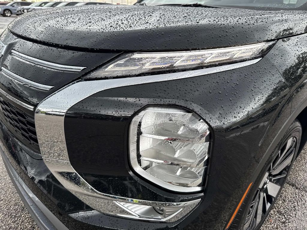 2025 Mitsubishi Outlander SE photo 9