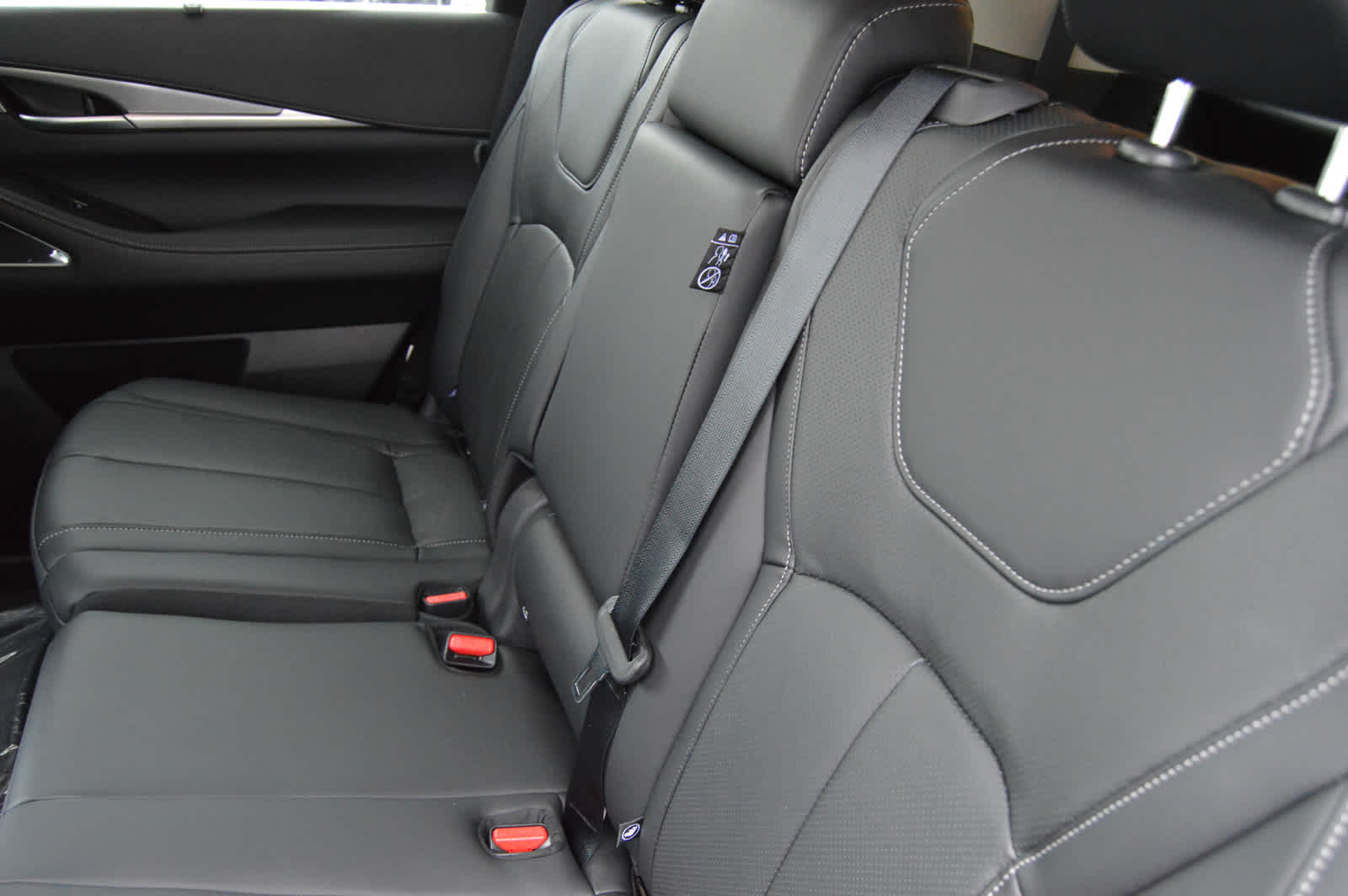 New 2025 Mineral Black INFINITI LUXE image 21