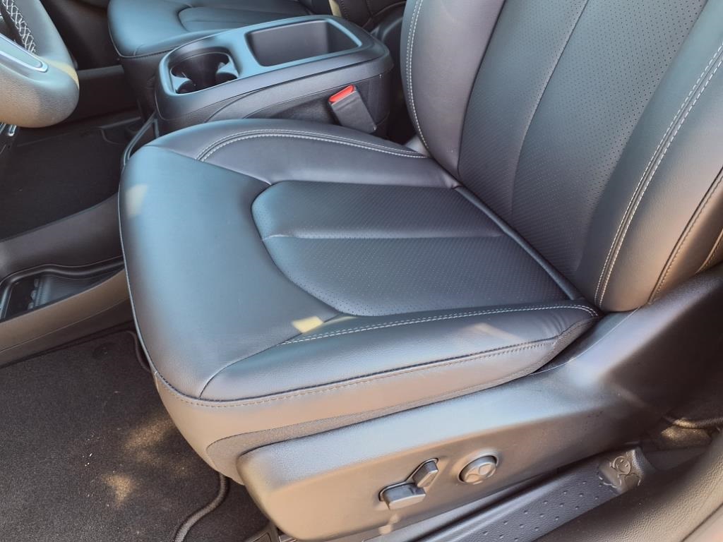 2026 Chrysler Pacifica photo 11