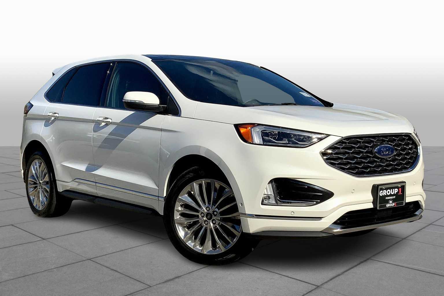 2022 Ford Edge Titanium photo 2