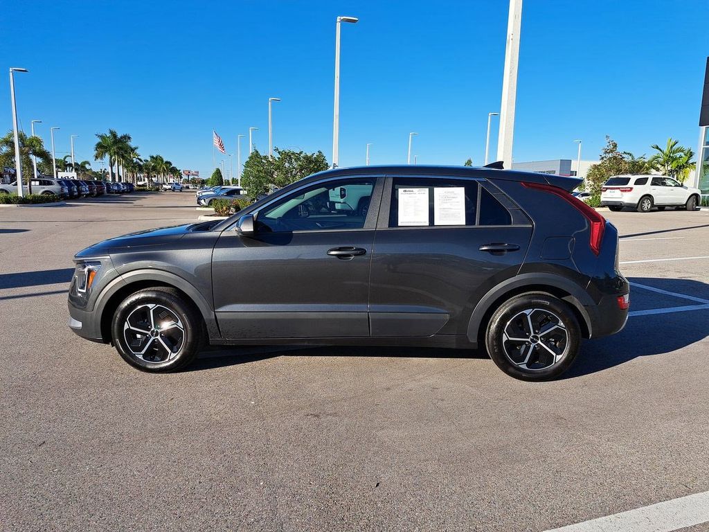 2025 Kia Niro LX photo 3