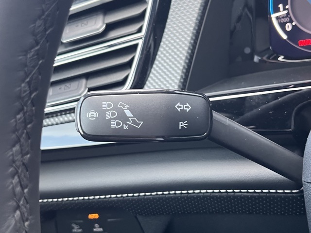 2025 Volkswagen Atlas Cross Sport SEL R-Line photo 40