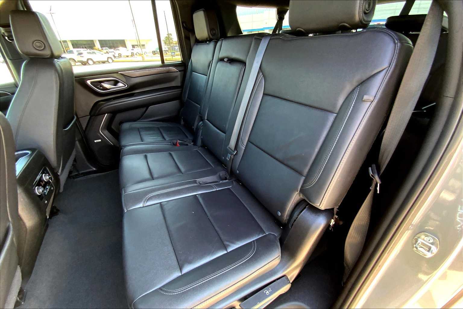 2024 Chevrolet Suburban LT photo 17