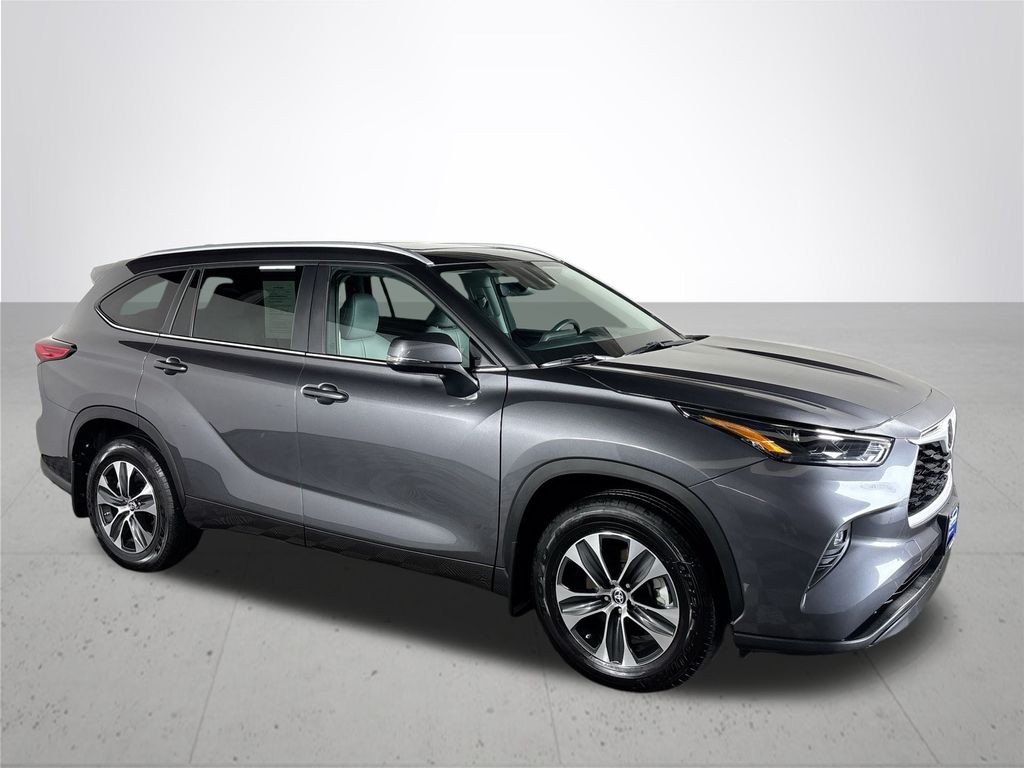 2023 Toyota Highlander L photo 3