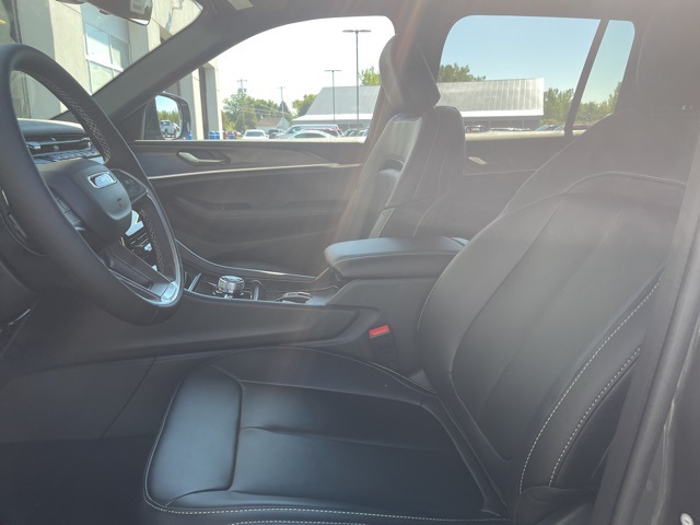 2025 Jeep Grand Cherokee Limited photo 9