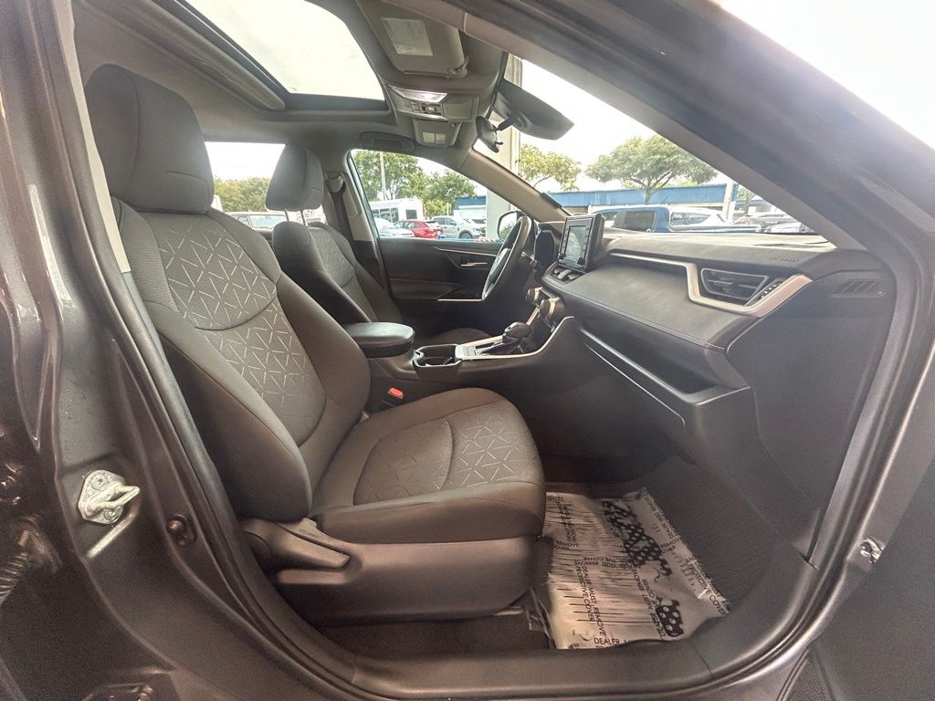 2021 Toyota RAV4 XLE photo 17