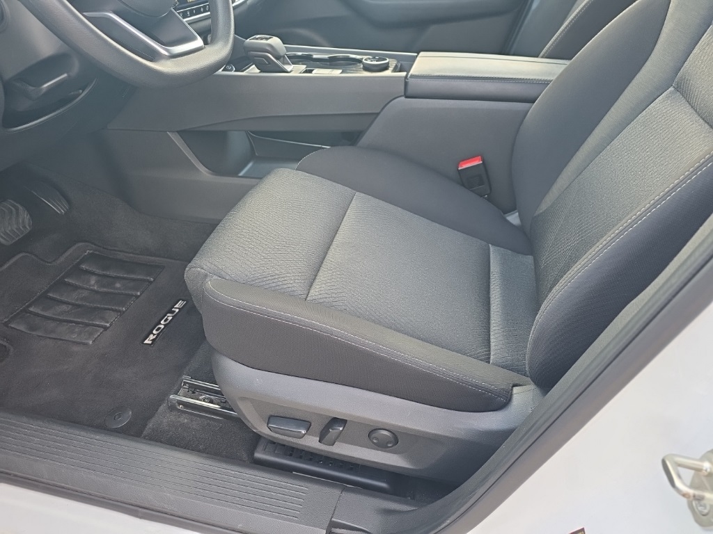 2024 Nissan Rogue SV photo 9