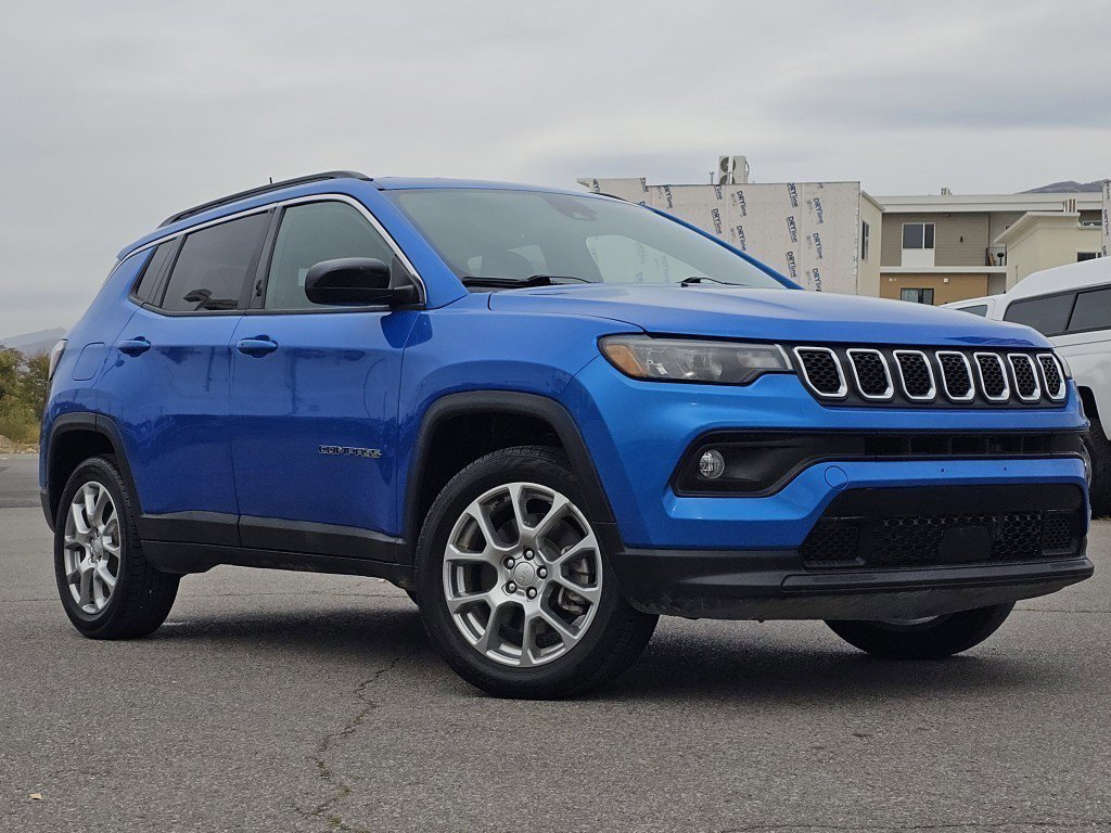 2023 Jeep Compass Latitude Lux photo 2
