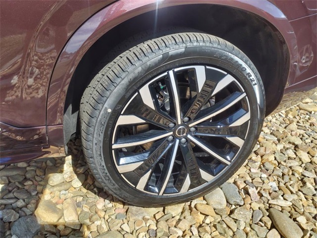 2025 Volvo XC90 T8 AWD Plus photo 4