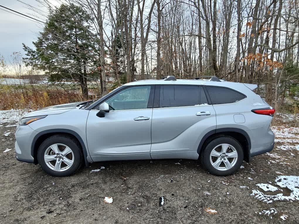 2022 Toyota Highlander LE photo 2