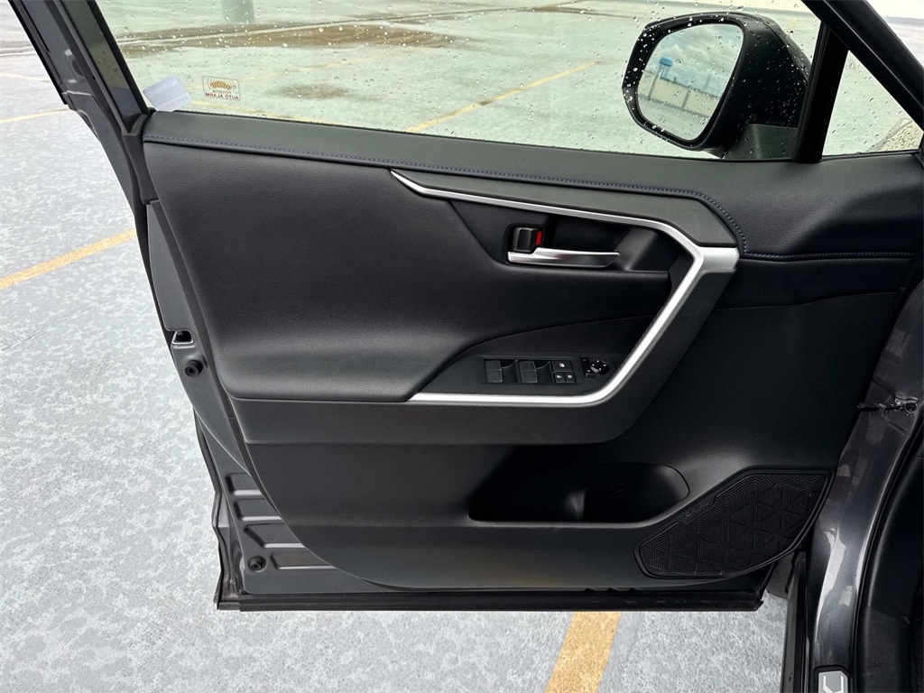 2020 Toyota RAV4 Hybrid XSE photo 15