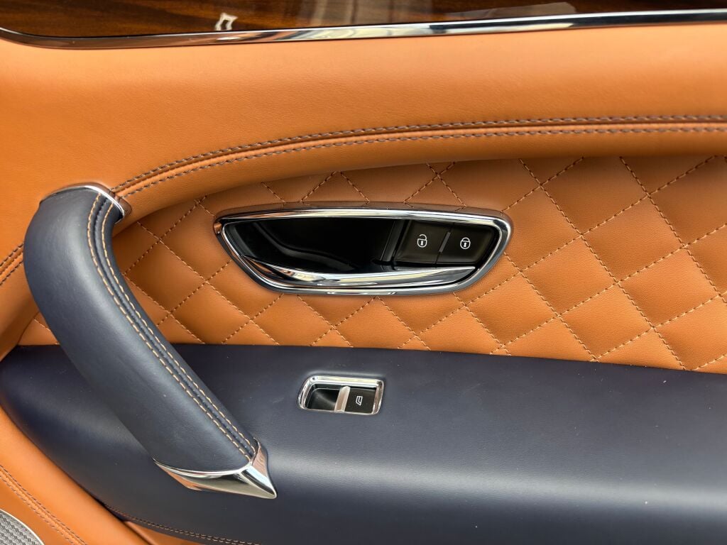 2019 Bentley Bentayga V8 photo 19