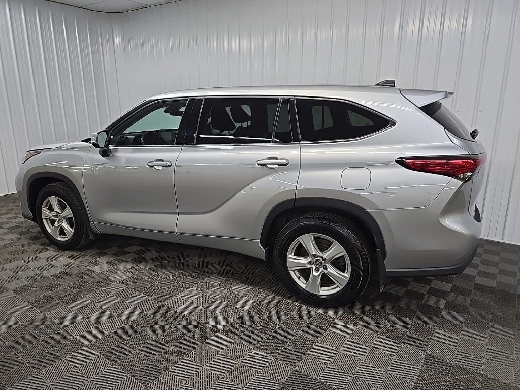 2022 Toyota Highlander LE photo 4
