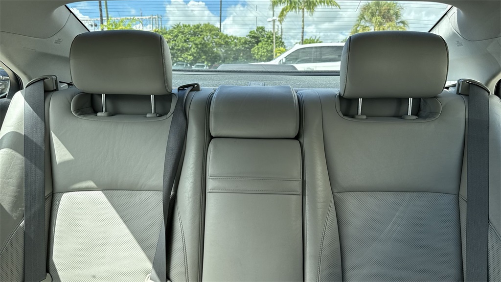 2011 Lexus ES 350 photo 16