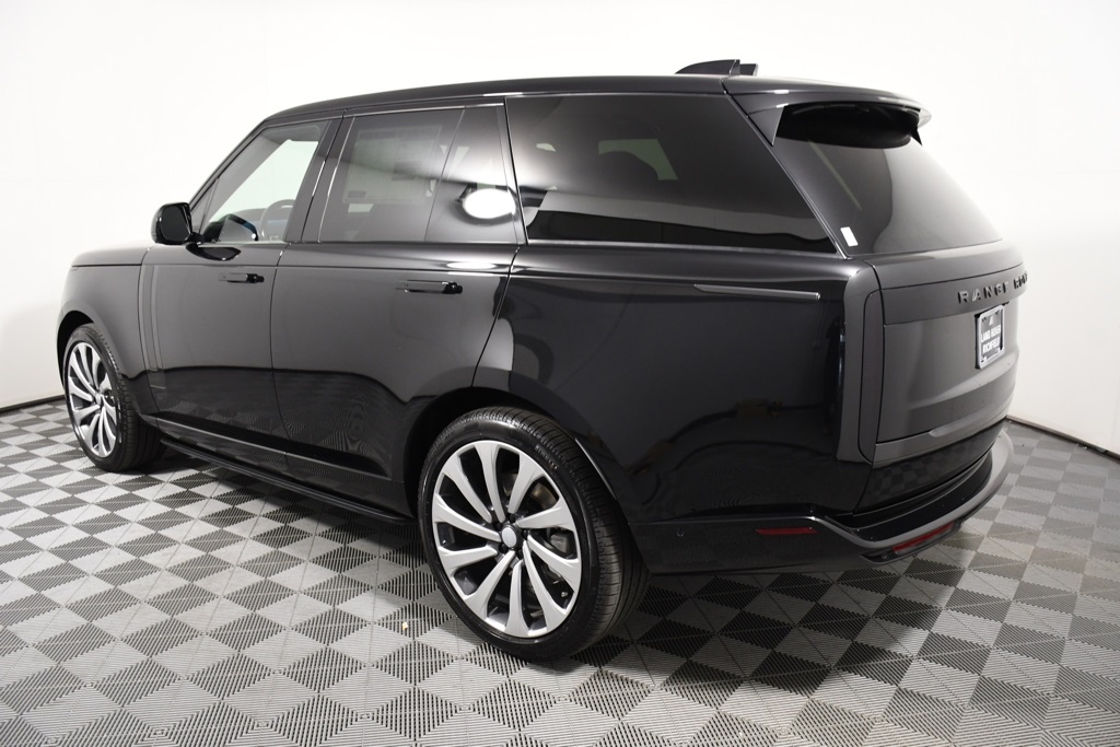 2025 Land Rover Range Rover SE photo 3
