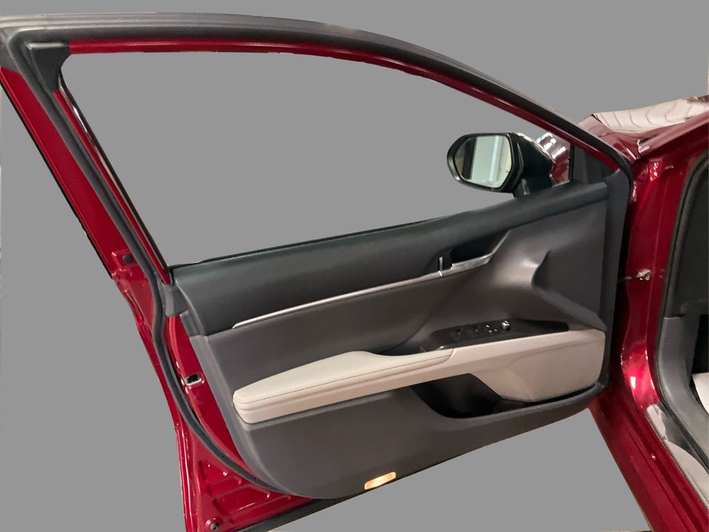 2022 Toyota Camry Hybrid XLE photo 17