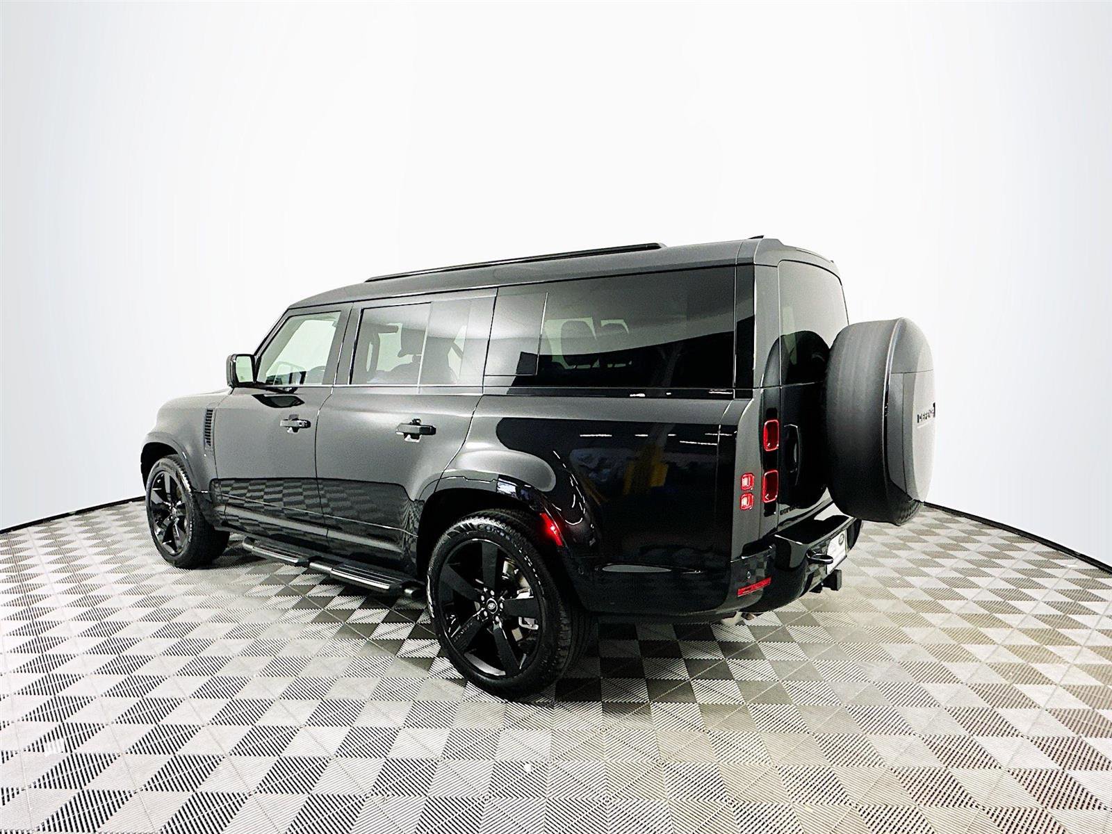 2025 Land Rover Defender 130 X SE photo 3