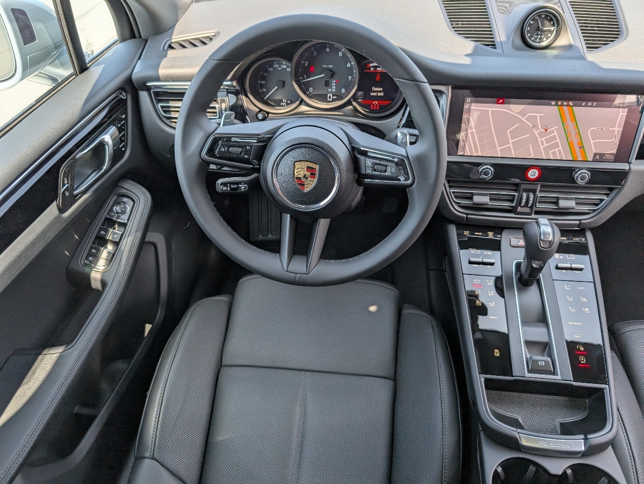 2025 Porsche Macan T photo 18