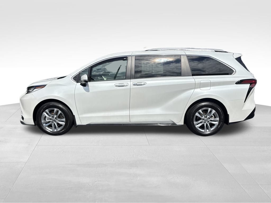 2022 Toyota Sienna Limited photo 2
