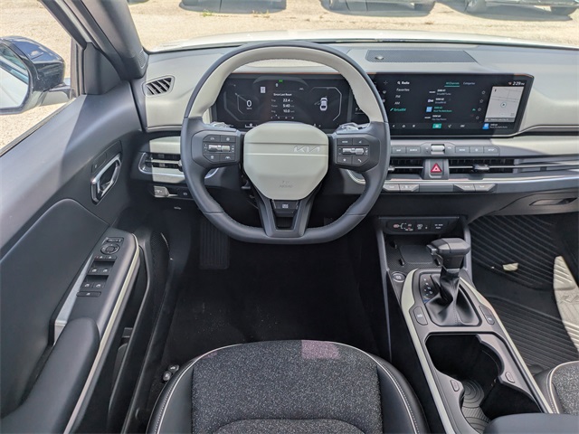 2025 Kia K4 GT-Line photo 14