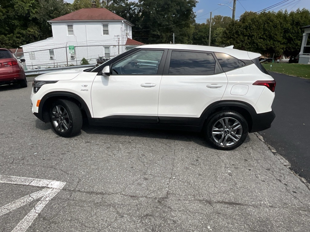 2023 Kia Seltos LX photo 2