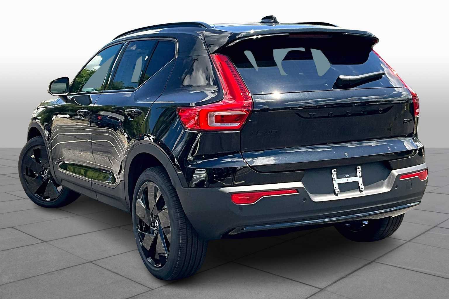 2026 Volvo XC40 photo 3