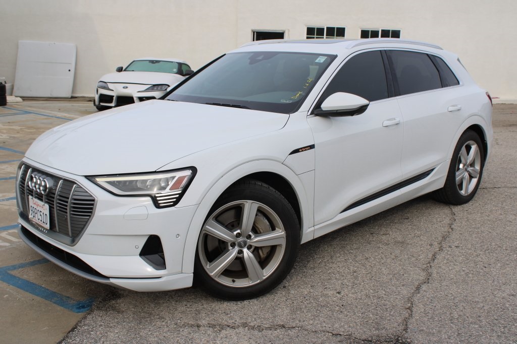 2019 Audi e-tron Premium Plus's photo