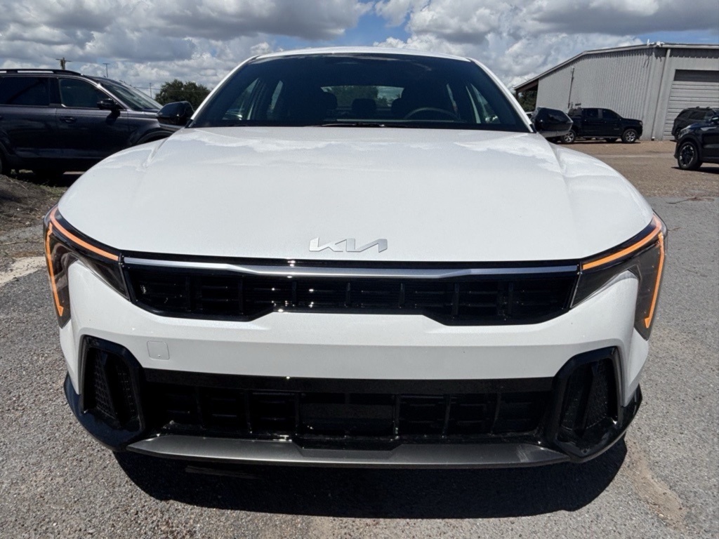 2025 Kia K4 GT-Line photo 2
