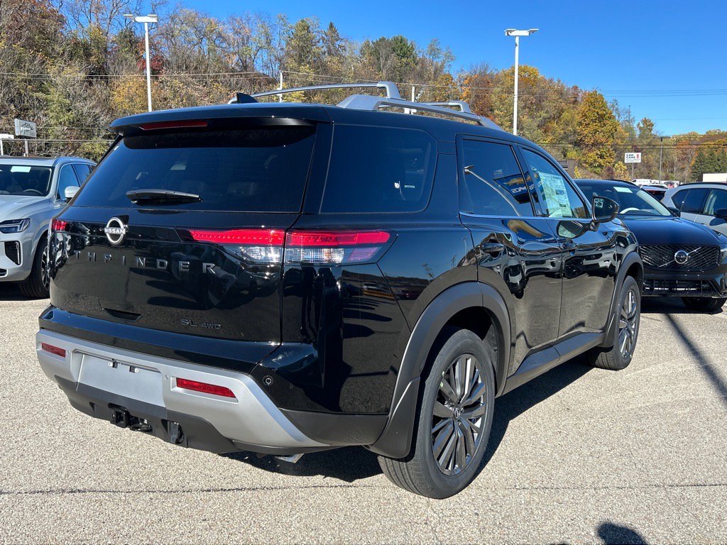 2025 Nissan Pathfinder SL photo 3