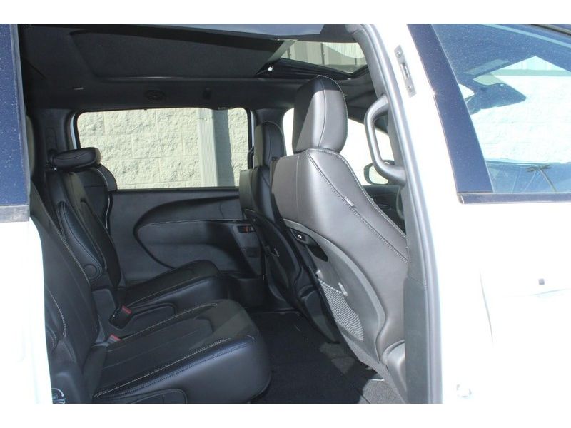 2026 Chrysler Pacifica photo 4