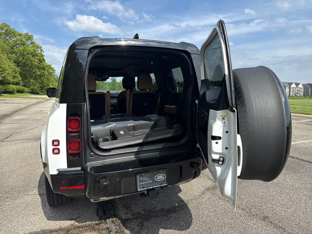 2025 Land Rover Defender 130 X-Dynamic SE photo 8