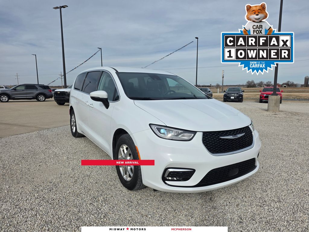 2023 Chrysler Pacifica Touring L's photo