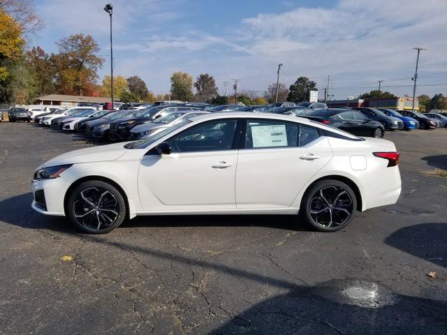 2025 Nissan Altima 2.5 SR photo 2