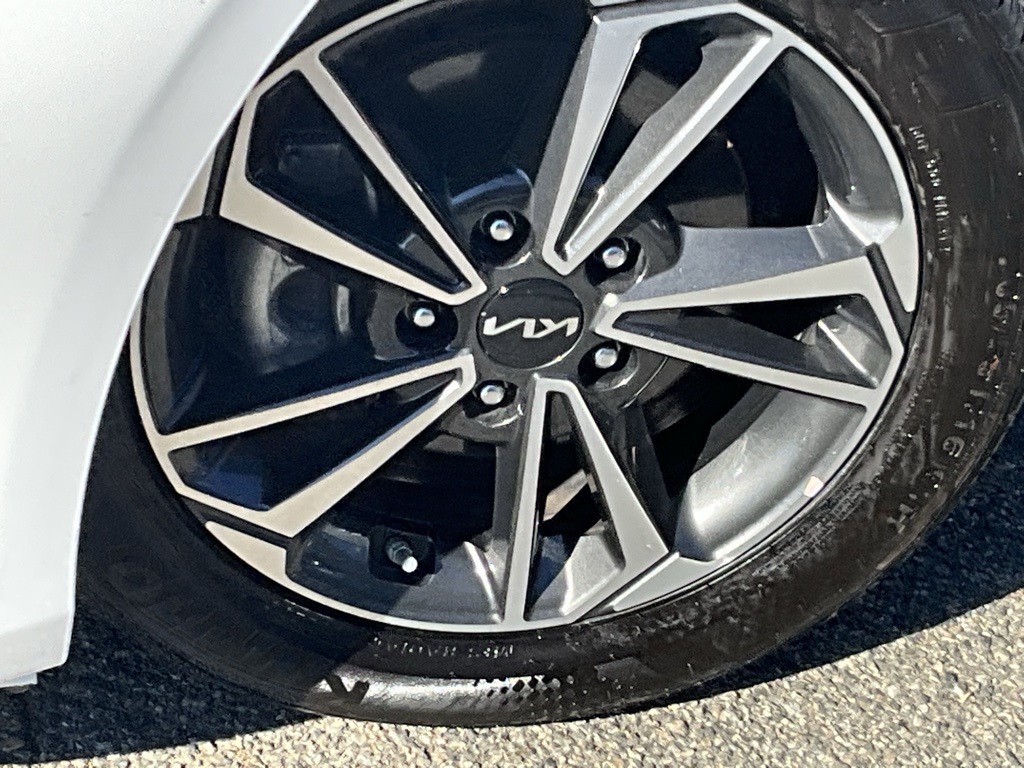 2024 Kia Forte LXS photo 2