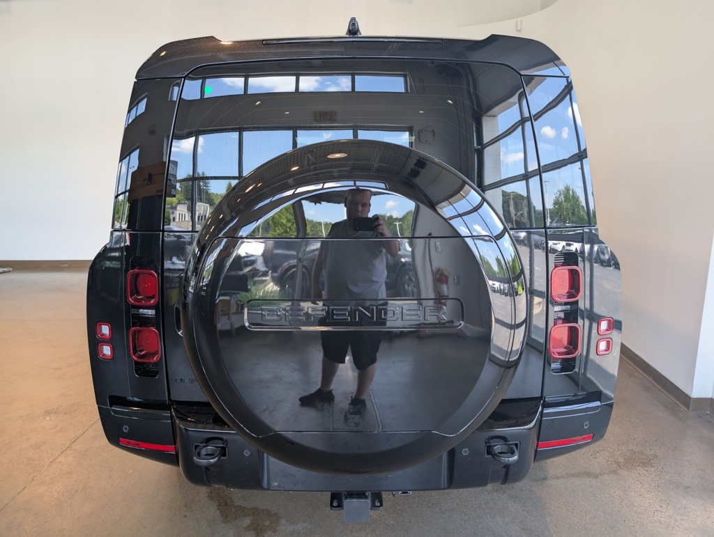 2025 Land Rover Defender 130 X-Dynamic SE photo 4