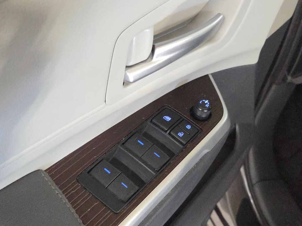 2022 Toyota Sienna XLE photo 24