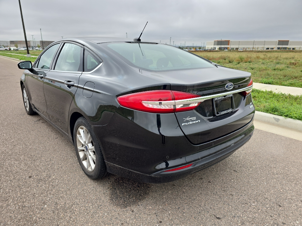 2017 Ford Fusion SE photo 2