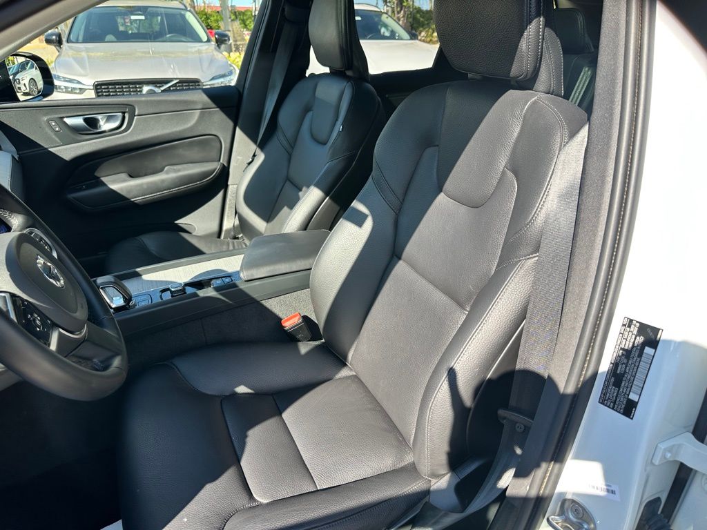 2025 Volvo XC60 B5 Plus photo 13