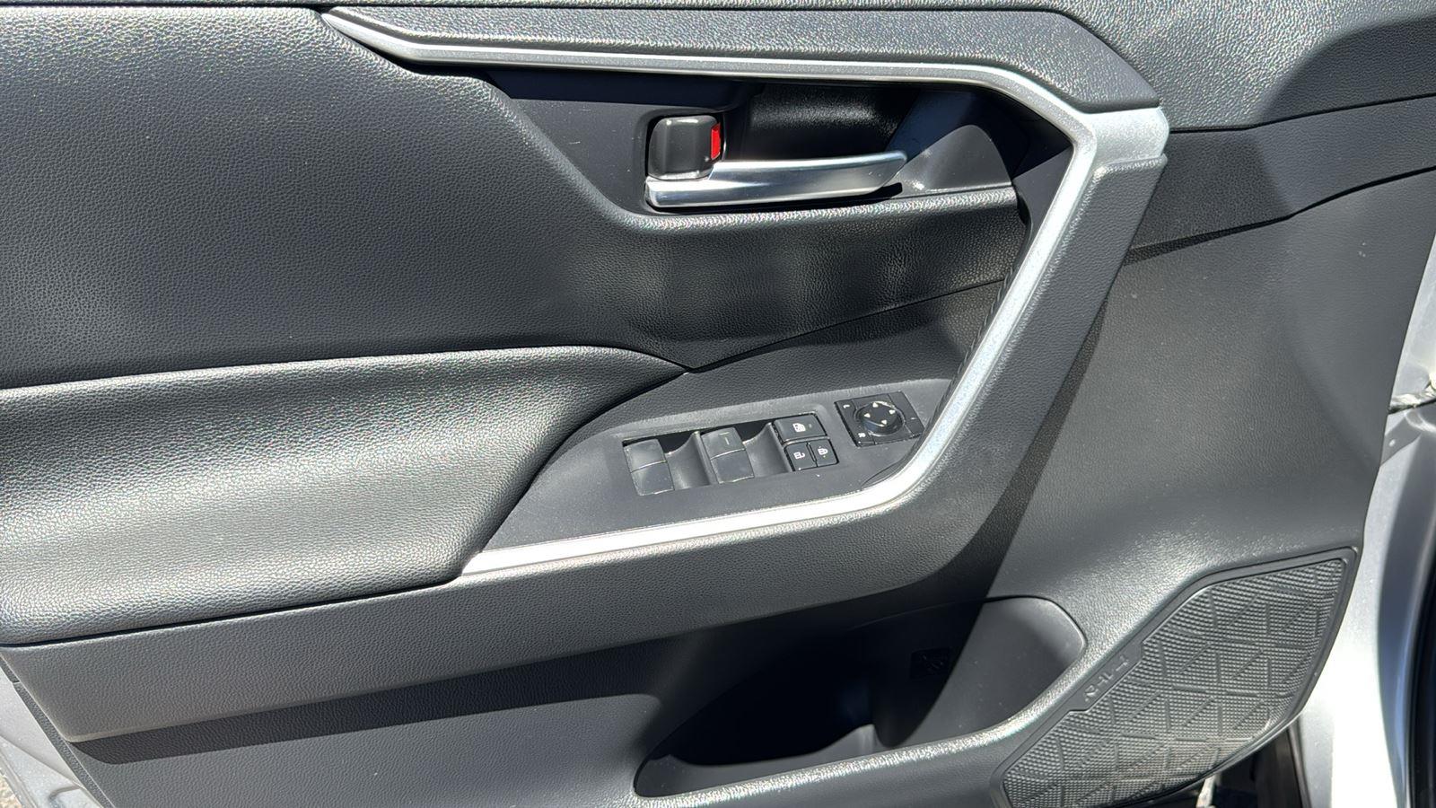 2021 Toyota RAV4 Hybrid XLE photo 10